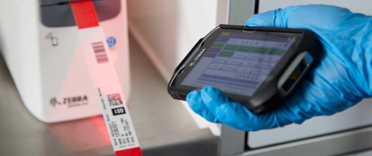 paramedics-photography-website-scanning-label-blue-glove
